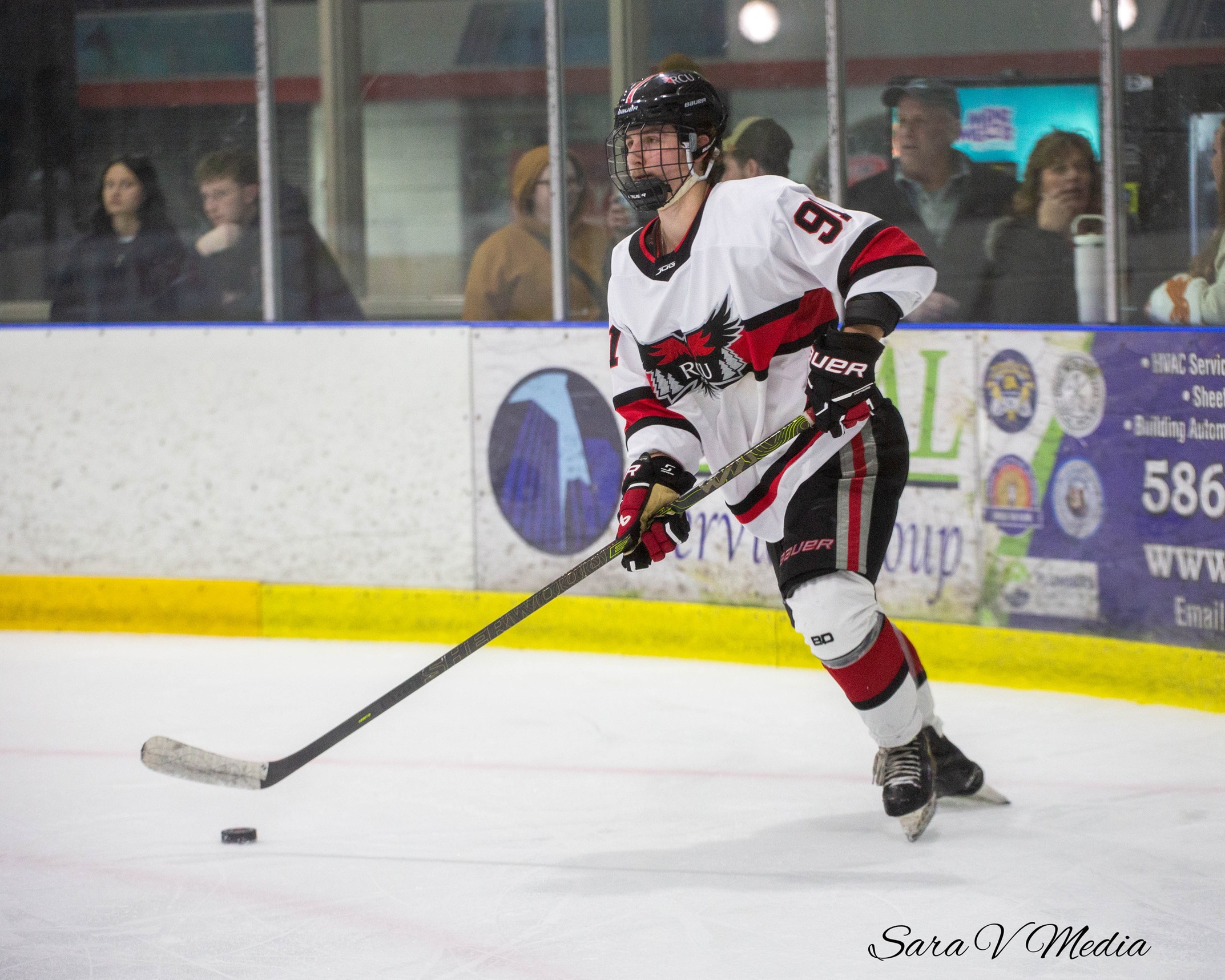 Men's Hockey closes out season, falling to Lawrence Tech
