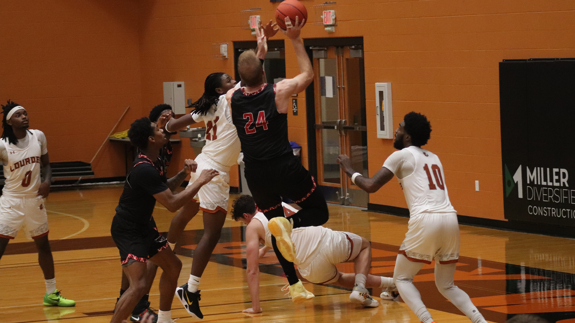 Men's Basketball drops tight contest with Lourdes