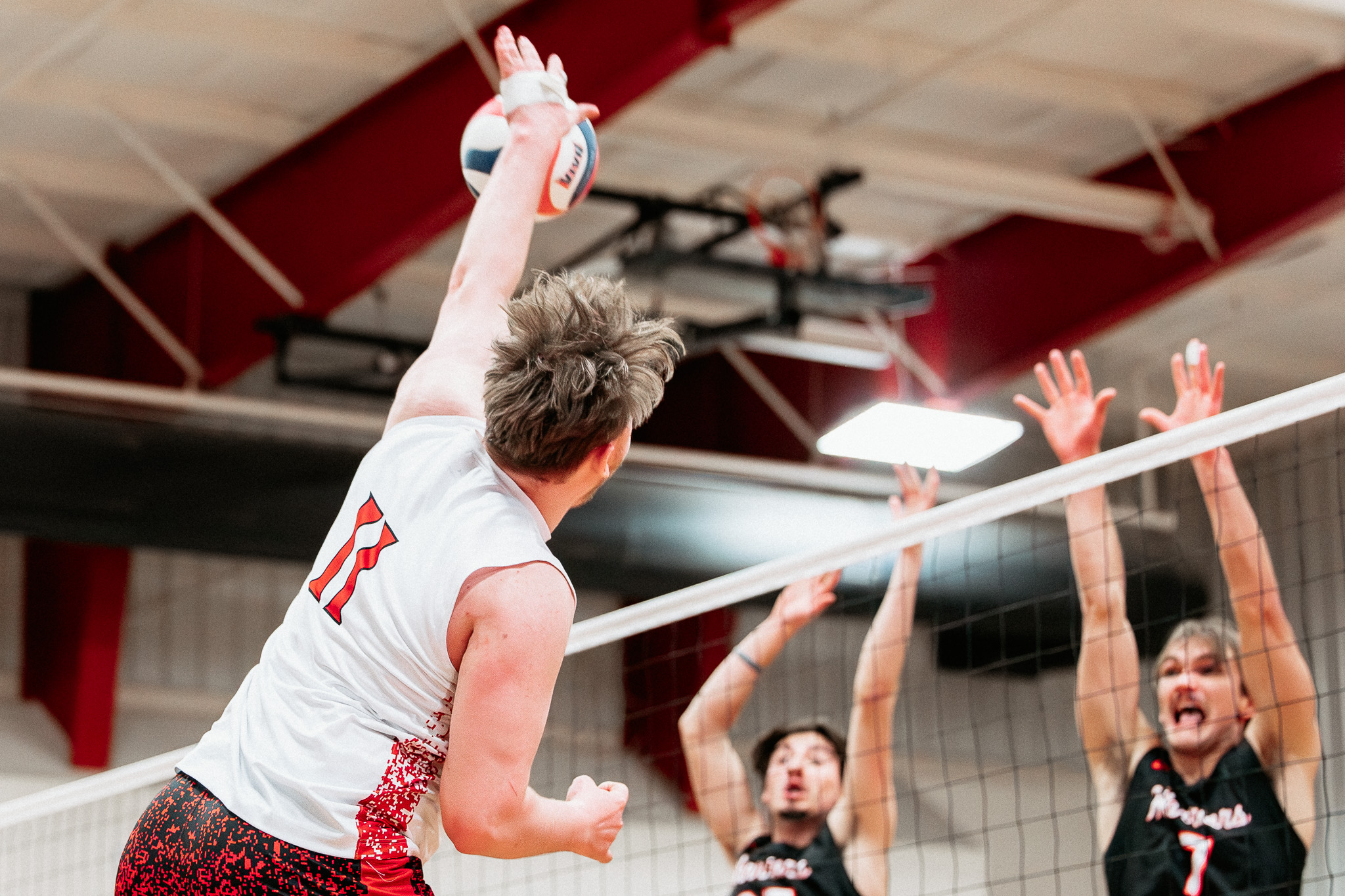 Men's Volleyball falls in four to Aquinas