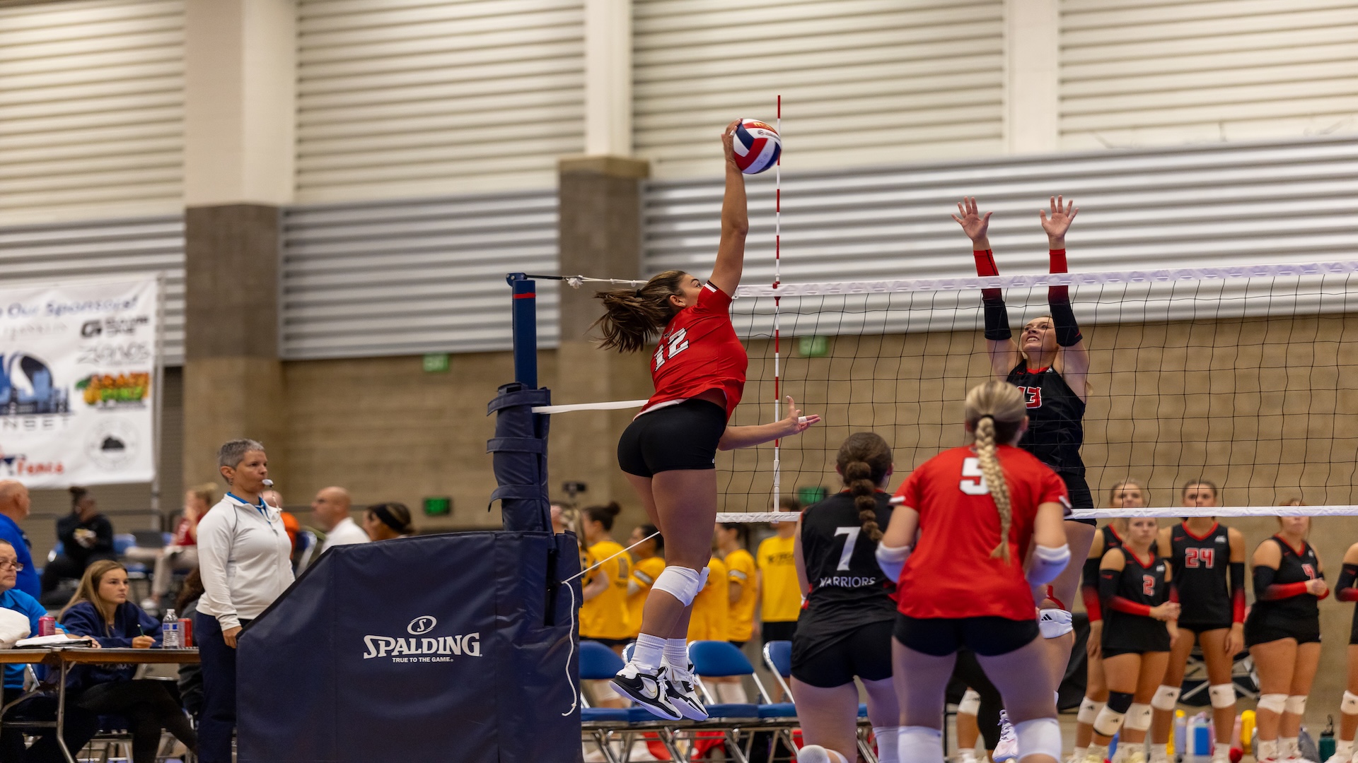 Volleyball splits 1st day of Texas Two-Step Tournament
