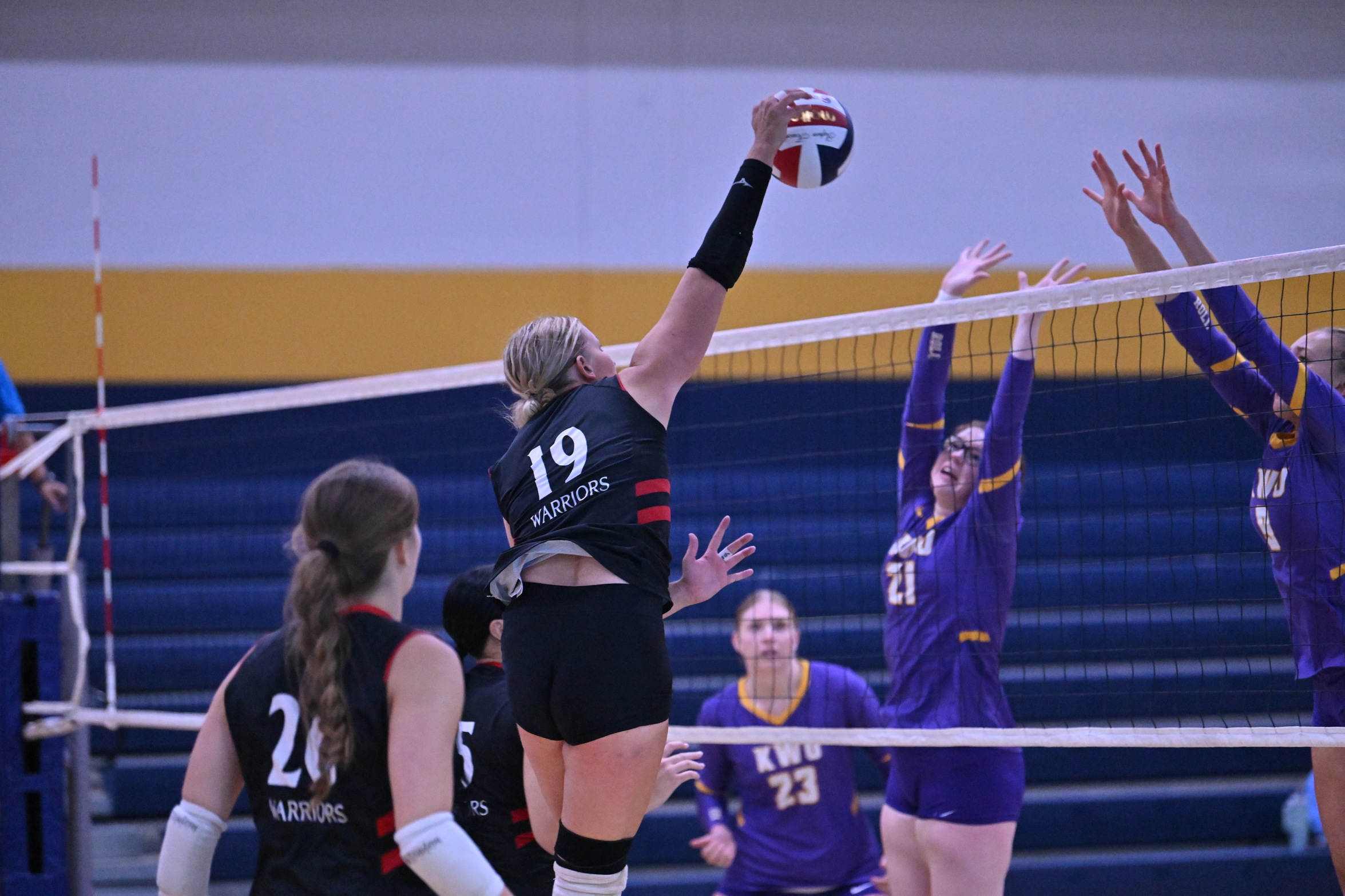 Volleyball drops out of WHAC semifinals against Aquinas